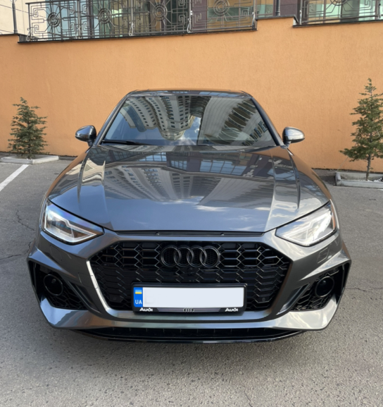 Решетка радиатора на Audi A4 B9 (Стиль RS4) Черная с серым A4-RS212 фото