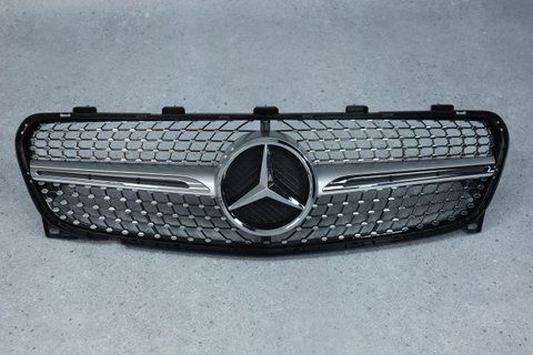 Решітка радіатора на Mercedes GLA-Class X156 (Стиль GT) Сіра з хромом MB-X156193 фото