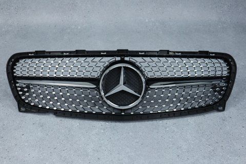 Решітка радіатора на Mercedes GLA-Class X156 (Стиль GT) Чорна з хромом MB-X156194 фото