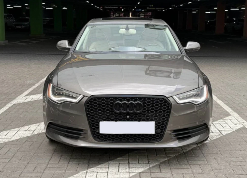 Решетка радиатора на Audi A6 C7 (Стиль RS6) Черный глянець (с местом под камеру) A6-RS136 фото
