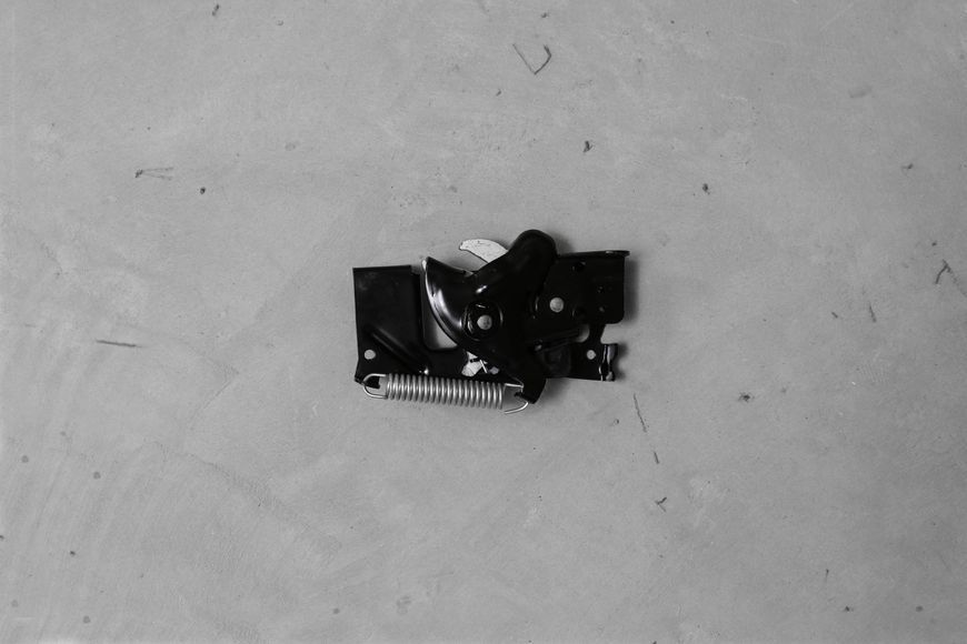 Замок капота для BMW F20 F21 F22 F23 F30 F31 F34 F32 F33 F36 (Правий) 51237242549 51237242549 фото