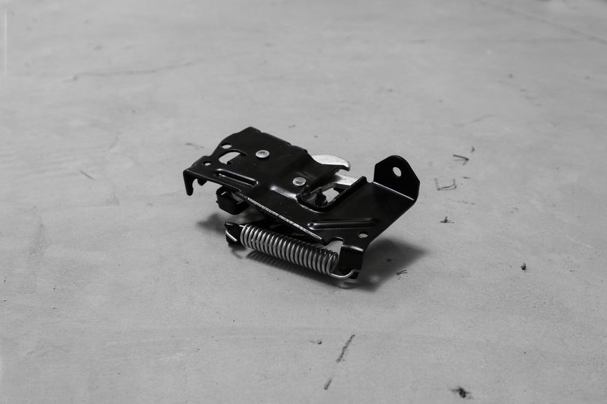 Замок капота для BMW F20 F21 F22 F23 F30 F31 F34 F32 F33 F36 (Правий) 51237242549 51237242549 фото