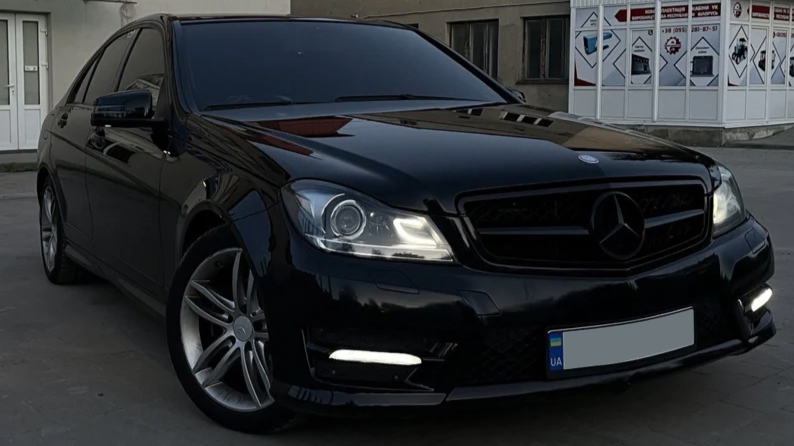 Решетка радиатора на Mercedes C-Class W204 (Стиль AMG) Черная  MB-W2040691 фото