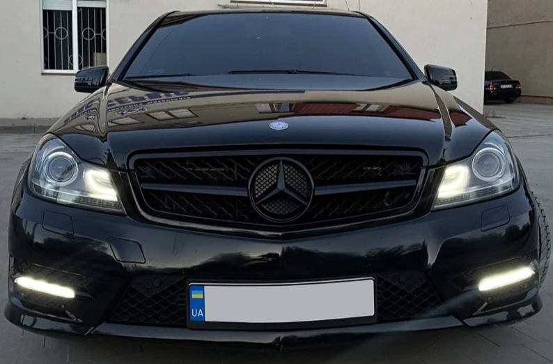 Решетка радиатора на Mercedes C-Class W204 (Стиль AMG) Черная  MB-W2040691 фото