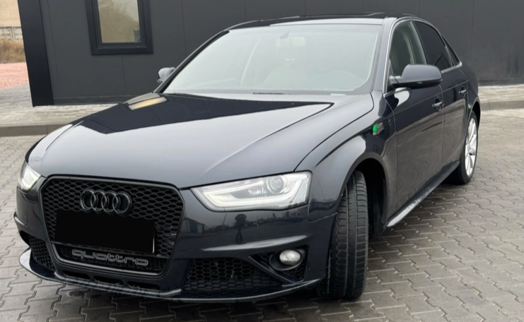 Решітка радіатора на Audi A4 B8 (Стиль RS QUATTRO) Чорний глянець A4-RS112 фото