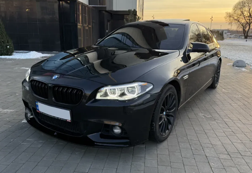 Накладка переднего бампера (Губа) на BMW F10 F11 (Стиль M-Performance) Черный глянец 215 фото