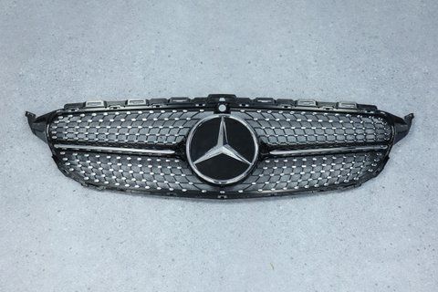 Решетка радиатора на Mercedes C-Class W205 (Стиль Diamond) (с&nbsp;местом под камеру) Черная с хромом 353535 фото