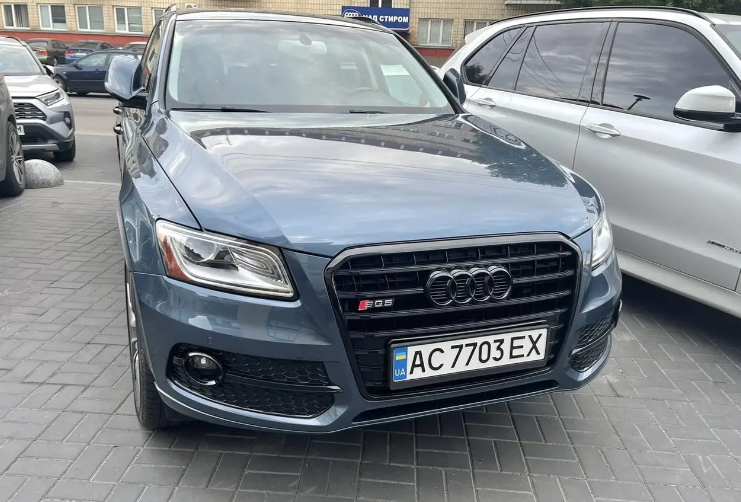 Решітка радіатора на Audi Q3 8U (Стиль S-Line SQ3) Чорний глянець Q3-S133 фото