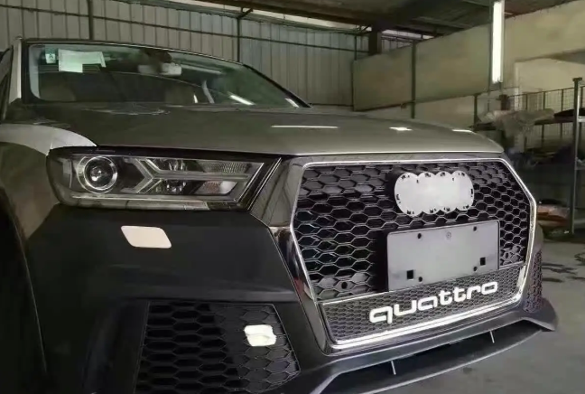 Решітка радіатора на Audi Q7 4M (Стиль RSQ7 quattro) Чорна з хромом Q7-RS155 фото