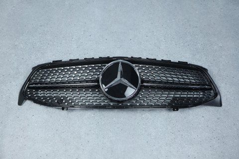 Решетка радиатора на Mercedes CLA-Class C118 (стиль Diamond) Черная с хромом MB-W118194 фото