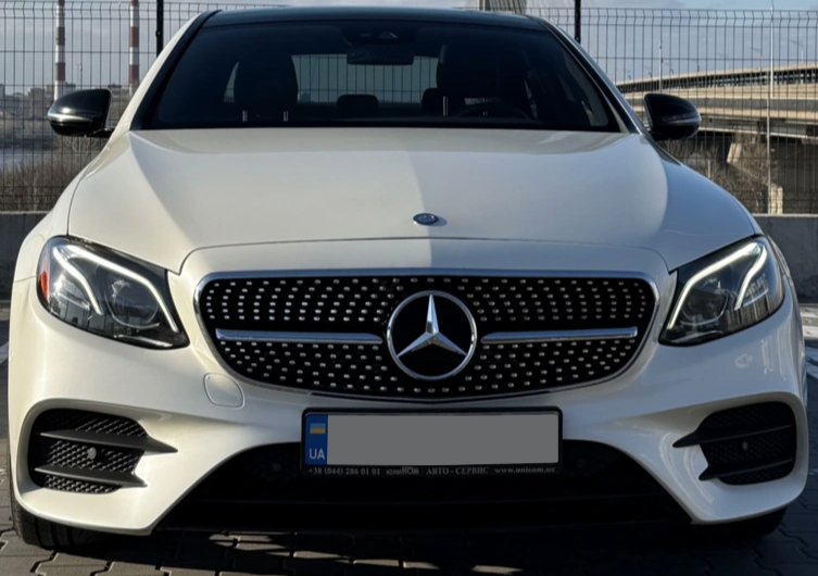 Решітка радіатора на Mercedes E-class W213 (Стиль Diamond) (з місцем під камеру) Чорна з хромом 301242 фото