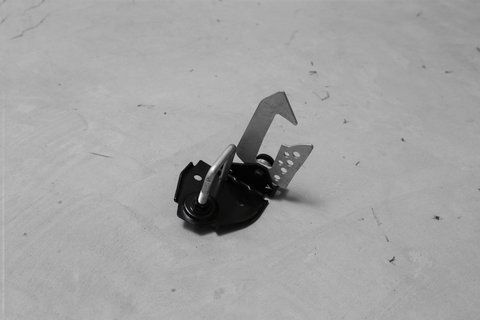 Замок капоту верхній для BMW F10 F11 F07 F06 F12 F13 F01 F02 (51237183764) Правий 51237183764 фото