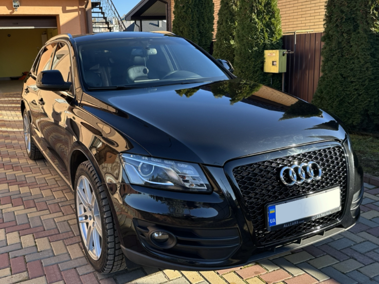 Решітка радіатора на Audi Q5 8R (Стиль RSQ5) Чорний глянець Q5-RS082 фото