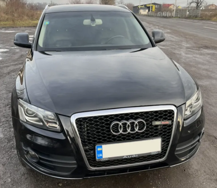 Решітка радіатора на Audi Q5 8R (Стиль RSQ5) Чорна з хромом Q5-RS081 фото