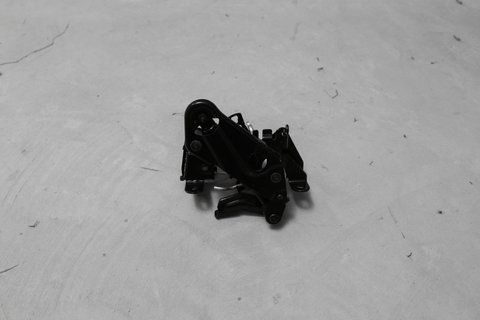 Замок капота нижний правый для BMW F10 F11 F06 F12 (51237183762)  51237183762 фото