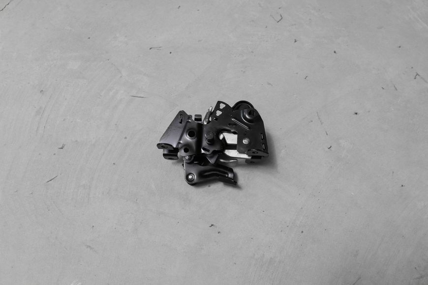 Замок капоту нижній правий для BMW F10 F11 F06 F12 (51237183762) 51237183762 фото