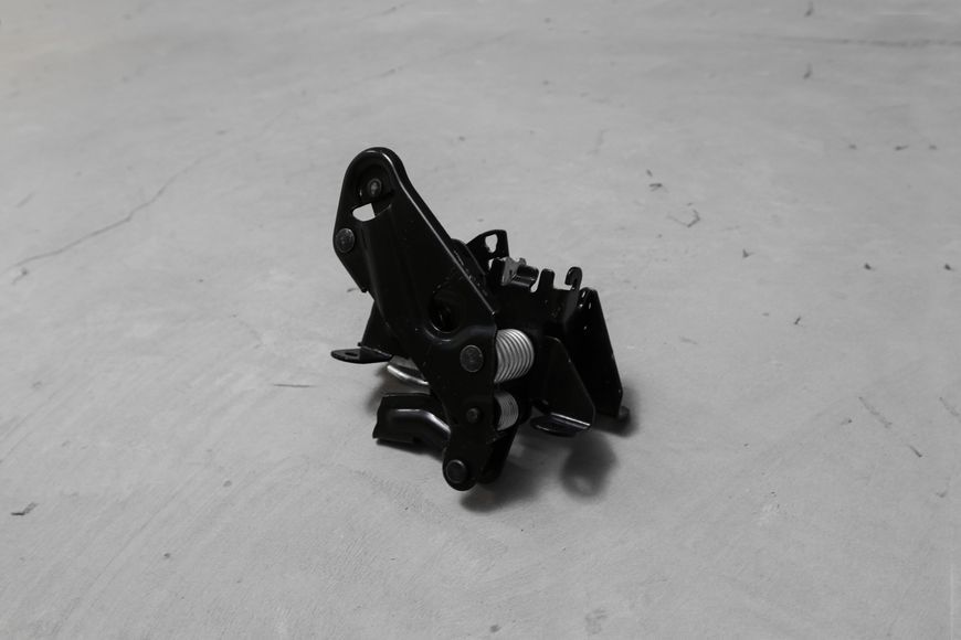 Замок капоту нижній правий для BMW F10 F11 F06 F12 (51237183762) 51237183762 фото