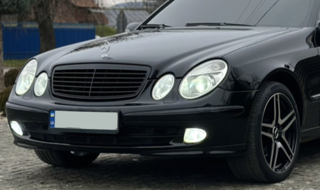 Решітка радіатора на Mercedes E-class W211 Чорний глянець MB-W211023 фото