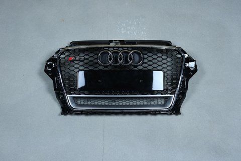 Решітка радіатора на Audi A3 8V (Стиль RS QUATTRO) Чорна з хромом A3-RS134 фото