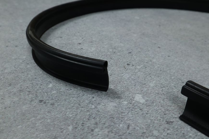 Уплотнитель капота для BMW F30 F31 F80 F32 F33 F36 F82 (51767255802) 51767255802 фото