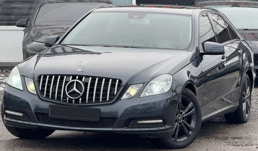 Решітка радіатора на Mercedes E-class W212 (Стиль GT) Чорний з хромом MB-W212092 фото