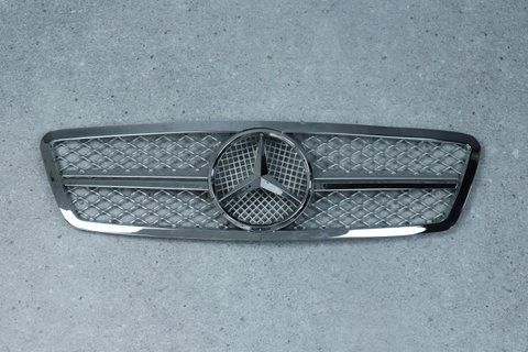 Решетка радиатора на Mercedes C-Class W203 (Стиль AMG) Серая с хромом MB-W203023 фото