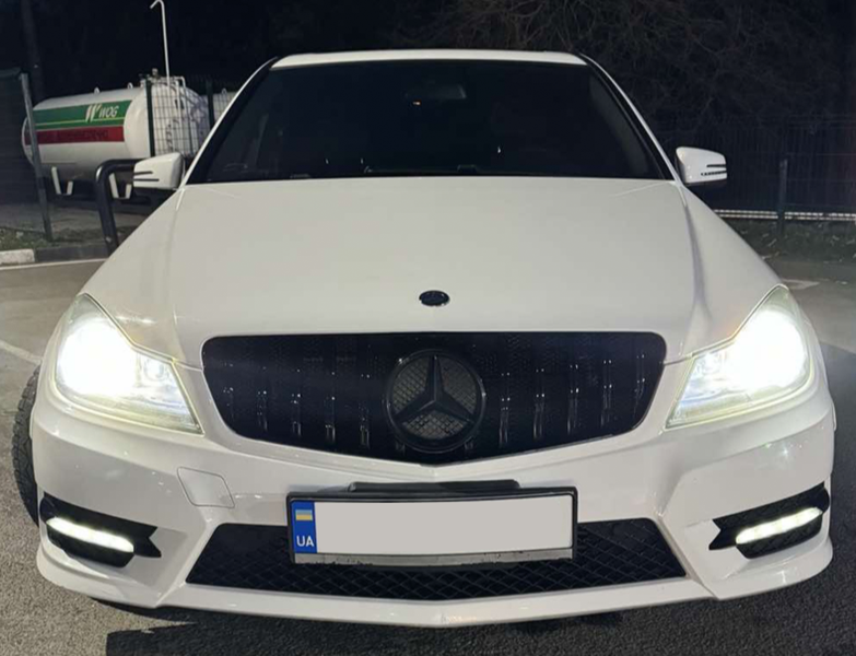 Решітка радіатора на Mercedes C-Class W204 (Стиль GT) Чорна  MB-W204066 фото
