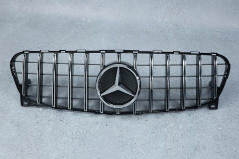 Решітка радіатора на Mercedes GLA-Class X156 (Стиль GT) Чорна з хромом MB-X156154 фото