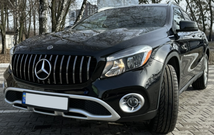 Решетка радиатора на Mercedes GLA-Class X156 (Стиль GT) Черная с хромом MB-X156191 фото