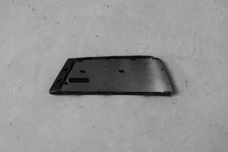Правая решетка переднего бампера на Audi A4 B9 (S-Line) 8W0807682 8W0807682 фото