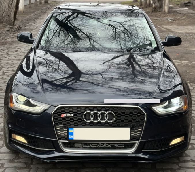 Решетка радиатора на Audi A4 B8 (Стиль RS4) Черная с хромом A4-RS136 фото