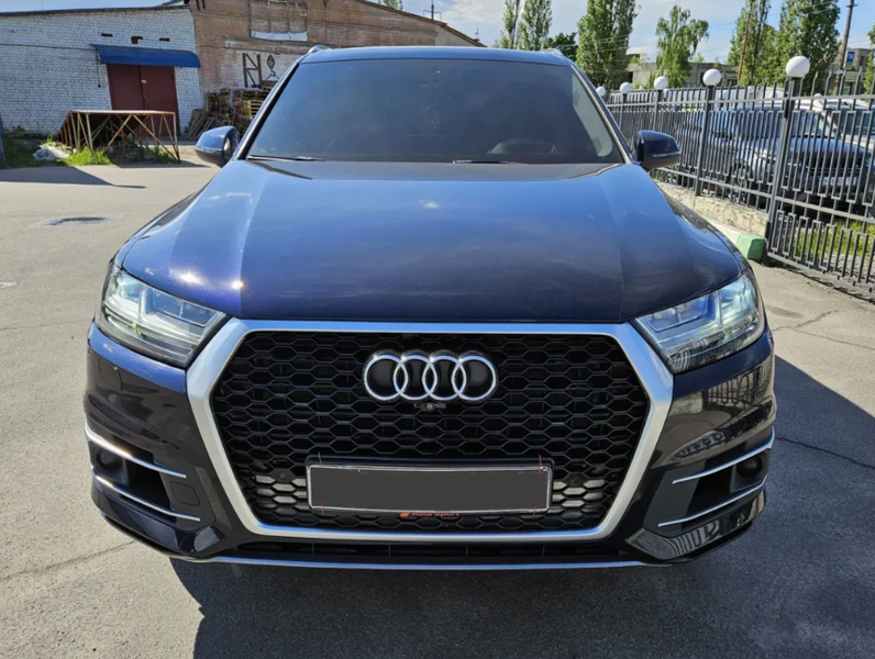 Решітка радіатора на Audi Q7 4M (Стиль S-Line SQ7) Чорна з сірим Q7-RS151 фото