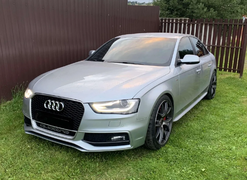 Решетка радиатора на Audi A4 B8 (Стиль RS4) Черная с хромом A4-RS136 фото